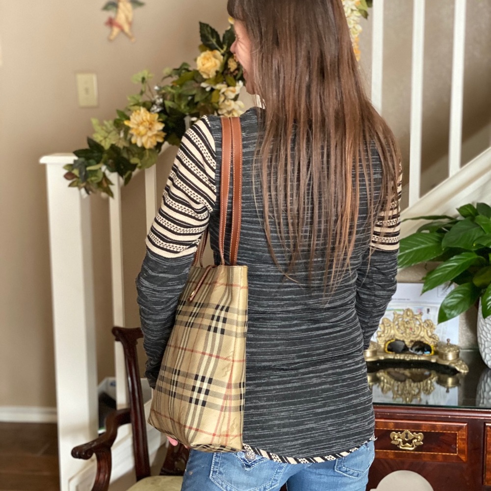 🎉 HP 🎉Burberry Tote Bag - Picture 13 of 14